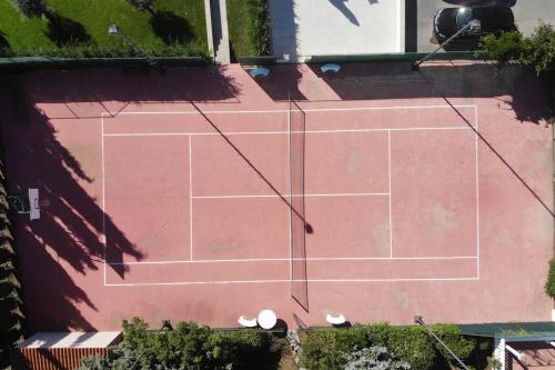 een uitzicht over de tennisbaan bij Villa Ula in Pula with heated pool and sauna in Pula