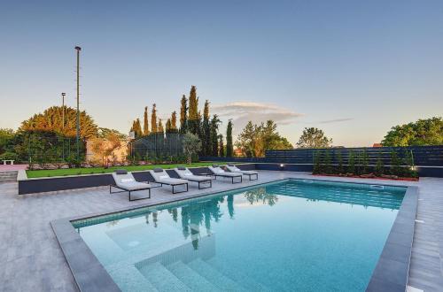 Bazén v ubytovaní Villa Ula in Pula with heated pool and sauna alebo v jeho blízkosti