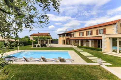 Bazén v ubytování Villa Viscum in Central Istria for 8 persons with large garden - pet friendly nebo v jeho okolí