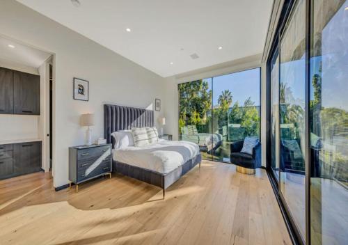 洛杉磯的住宿－Contemporary 4 Bedroom Villa In West Hollywood，一间卧室设有一张床和一个大窗户
