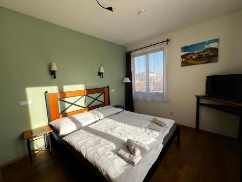 Un pat sau paturi într-o cameră la Penzion LaCasa