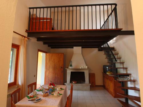 Santa LiberataにあるFlat in villa with air conditioning and private terraceのダイニングルーム(テーブル、階段付)