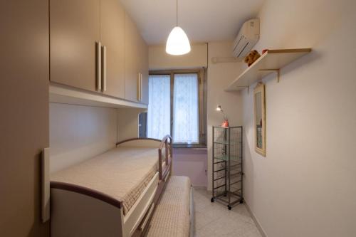 ein Krankenhauszimmer mit einem Bett und einem Fenster in der Unterkunft Appartamento CI in Follonica