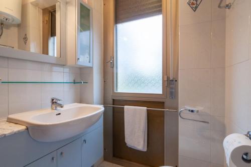 ein Bad mit einem Waschbecken und einer Dusche in der Unterkunft Appartamento CI in Follonica