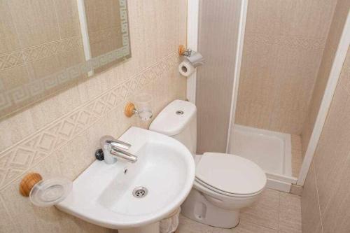 a bathroom with a white toilet and a sink at Hermoso apartamento con vistas al mar Mediterráneo in Mojácar