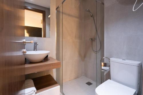 La salle de bains est pourvue d'une douche, de toilettes et d'un lavabo. dans l'établissement La terrasse d'Audrey - Short stay au coeur du Maarif, à Casablanca