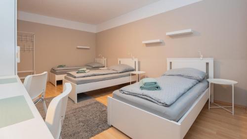 een kamer met 2 bedden en een tafel bij Zimmer 1230 in Wenen