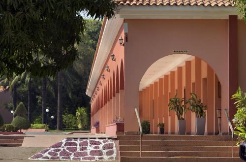 a building with an arch and stairs in front at Dunia Hôtel Bissau in Bissau