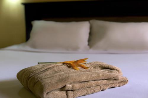 a towel sitting on top of a bed at Dunia Hôtel Bissau in Bissau