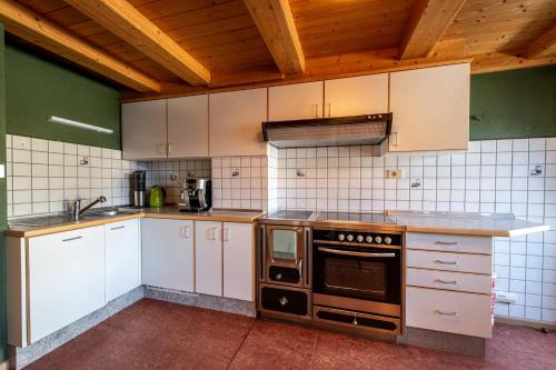 Kuchyň nebo kuchyňský kout v ubytování Panorama-Apartments Oberkofl
