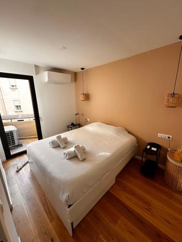 une chambre avec un lit avec deux serviettes dessus dans l'établissement Pepite Coeur 7ème Tout Confort - Clim - Parking, à Marseille