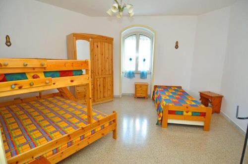 een slaapkamer met 2 stapelbedden en een tafel bij GINESTRA 3 in Marina di Pescoluse
