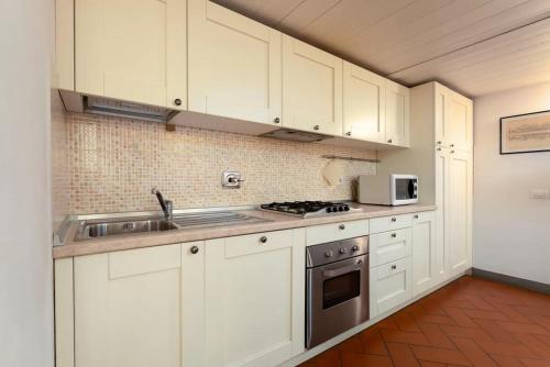 Kitchen o kitchenette sa Rondinelli Charme Bijoux - Elegance in the heart of Florence