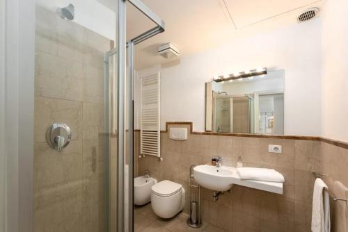 佛羅倫斯的住宿－Rondinelli Charme Bijoux - Elegance in the heart of Florence，一间带水槽、卫生间和镜子的浴室