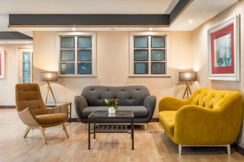 a waiting room with two couches and a table and chairs at Sunotel Junior in Barcelona