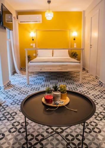 ein Zimmer mit einem Bett und einem Tisch mit Pflanzen darauf in der Unterkunft Stylish Studio with Gorgeous Private Yard! in Athen