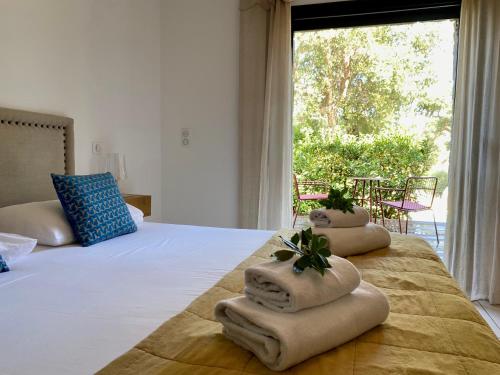 une chambre avec un lit avec des serviettes dessus dans l'établissement Villa de standing et vue mer Porto Vecchio, à Porto-Vecchio