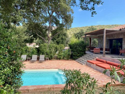 une piscine dans une cour avec une maison dans l'établissement Villa de standing et vue mer Porto Vecchio, à Porto-Vecchio