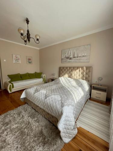 Ένα ή περισσότερα κρεβάτια σε δωμάτιο στο KristaLo Apartman Subotica