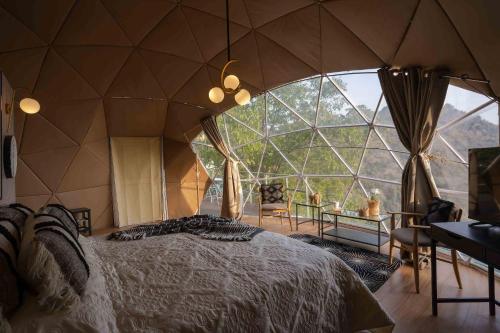 カナタルにあるLohonoStays Avalon Domesのベッド1台、大きな窓が備わる広い客室です。
