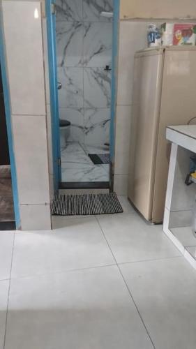 uma pequena casa de banho com chuveiro num quarto em Casa Jabuticabeira em Ouro Preto