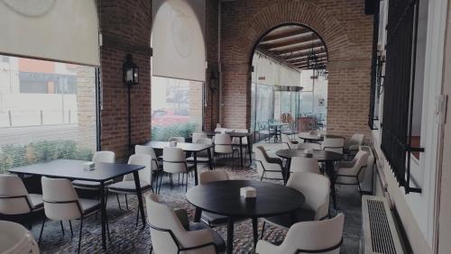 a room with tables and chairs in a restaurant at Hotel Maria Cristina in Toledo