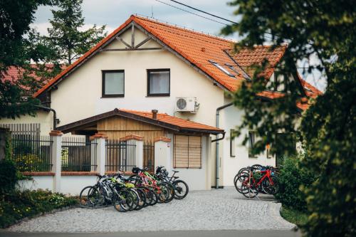 a group of bikes parked in front of a house at Ubytování Kytín in Kytín