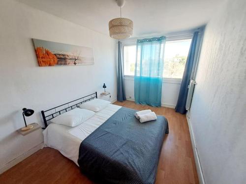 1 dormitorio con cama y ventana grande en Élégant - Hypercentre - Parking en Toulon