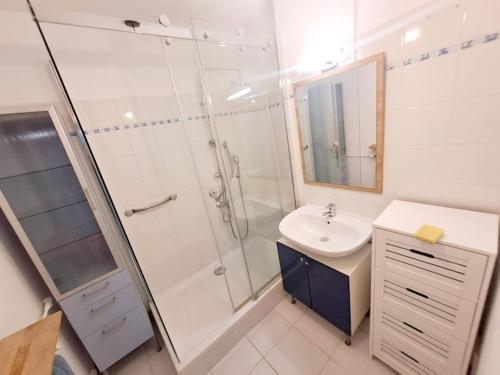 a white bathroom with a shower and a sink at Élégant - Hypercentre - Parking in Toulon