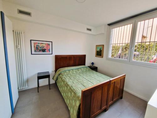 une chambre avec un lit, une table et des fenêtres dans l'établissement MonteRoom-Apartments, à Bologne