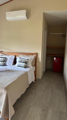 En eller flere senge i et værelse på Aconchego Familiar Apartamento a 3 min do Centro