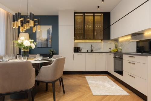O bucătărie sau chicinetă la LUX Blue Moon Residence City Center Foksal by Renters Prestige