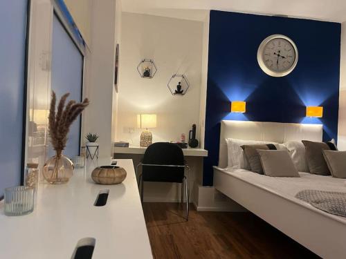 um quarto com uma cama e um relógio na parede em Modern studio in Barbican EC1 - blue - F4 em Londres
