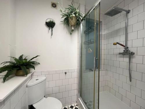 uma casa de banho com um WC e uma cabina de duche em vidro. em Modern studio in Barbican EC1 - blue - F4 em Londres