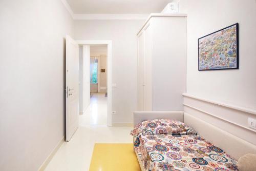 a white room with a couch and a painting on the wall at Appartamento vista incantevole di Lucca in Lucca