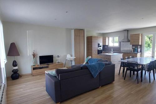 un salon avec un canapé et une table dans l'établissement Maison neuve 6/8p à La Cotinière, à La Cotinière