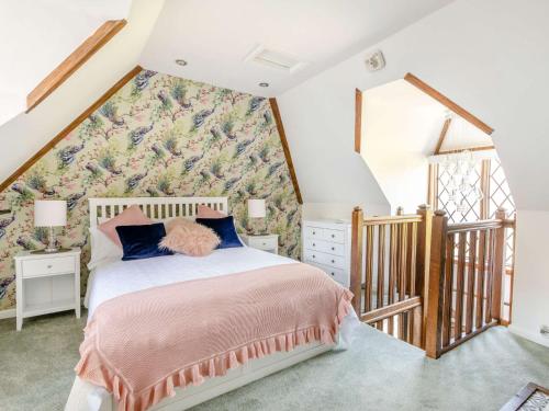 1 dormitorio con 1 cama con manta rosa en 2 bed in Westerham 88626 en Westerham