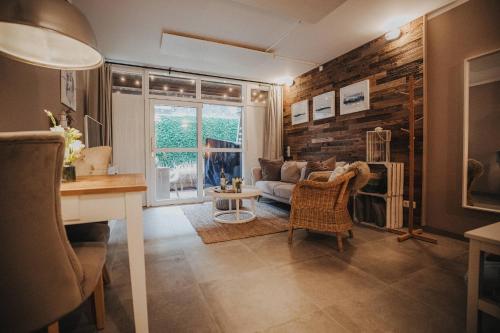 a living room with a couch and a table at Friesenbude Fokko in Varel