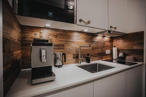 a kitchen with a coffee machine on a counter at Friesenbude Fokko in Varel
