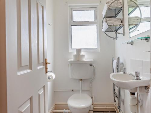 een witte badkamer met een toilet en een wastafel bij 2 bed in Bath 05135 in Chew Magna