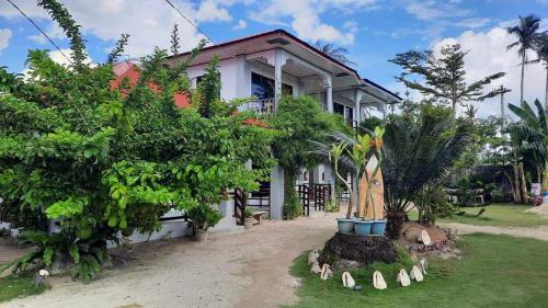una casa con un jardín delante de ella en RGL Place Siargao en General Luna