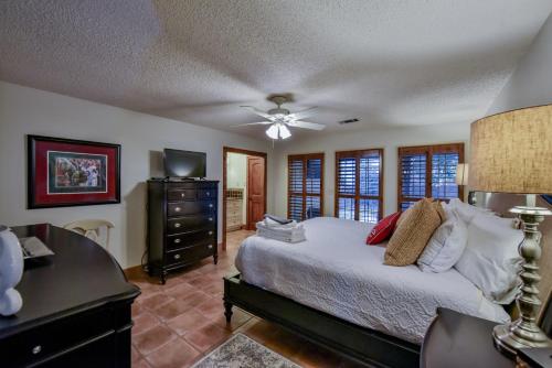 Un pat sau paturi într-o cameră la Myrtlewood Cottage