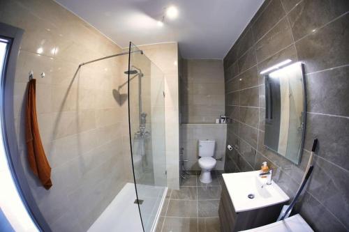 Un baño con ducha, inodoro y lavabo. en Go Exchange, Block F, Apt. 11, en St Paul's Bay