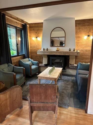 un salon avec une table et une cheminée dans l'établissement Chalet de l'Ailly, à Varengeville-sur-Mer