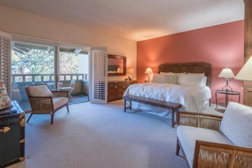um quarto com uma cama grande e uma sala de estar em Wildflower Condo 615-1 Bedroom Sun Valley Resort Amenities & Spectacular View em Sun Valley