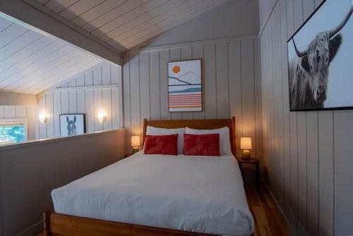 1 dormitorio con 1 cama con 2 almohadas rojas en Villager Condo 1203 - Newly Remodeled and Resort Amenities en Sun Valley