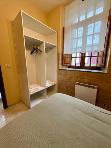 - une chambre avec un lit et une grande fenêtre dans l'établissement Parada do Camiño de Santiago, à Betanzos