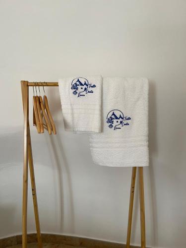 2 toallas en un toallero en una habitación en Trullo Santa Lucia, en Cisternino