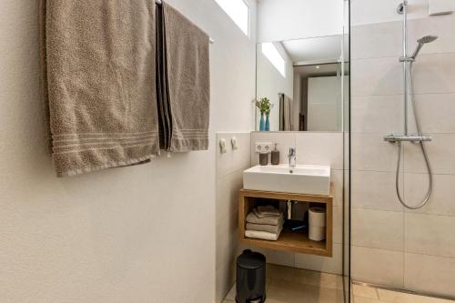 a bathroom with a sink and a shower at Ferienwohnung Sonnenhalde in Moos