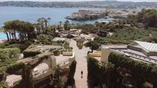 uma vista aérea de um resort com uma massa de água em Mangia's Brucoli, Sicily, Autograph Collection em Brucoli